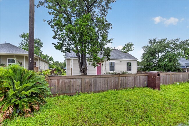 Building Photo - 428 Van Molan St