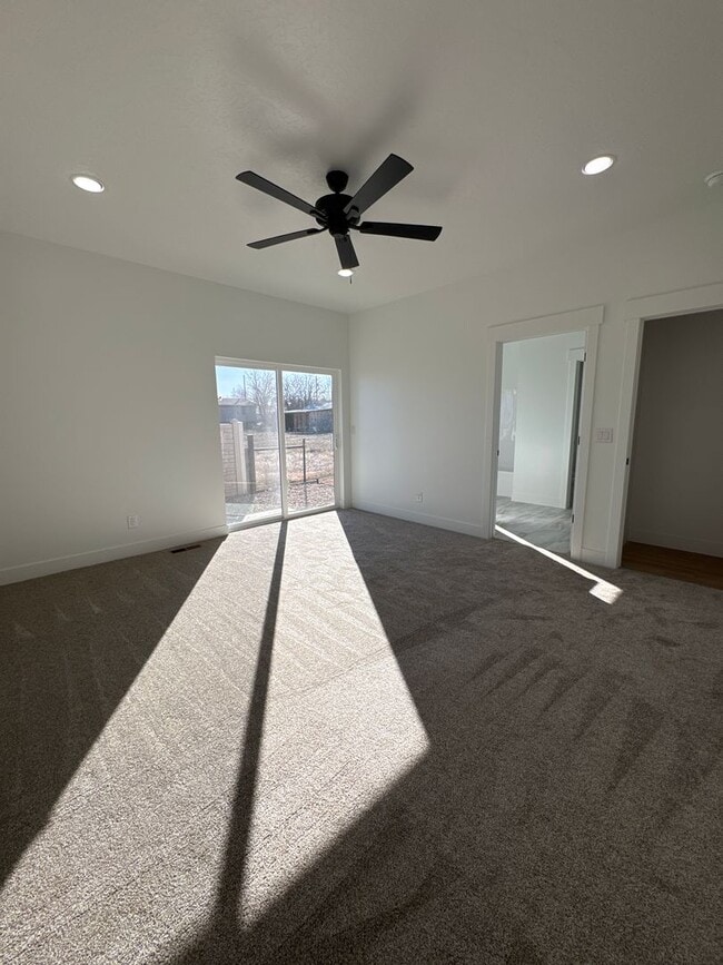 Building Photo - 729 W 350 N