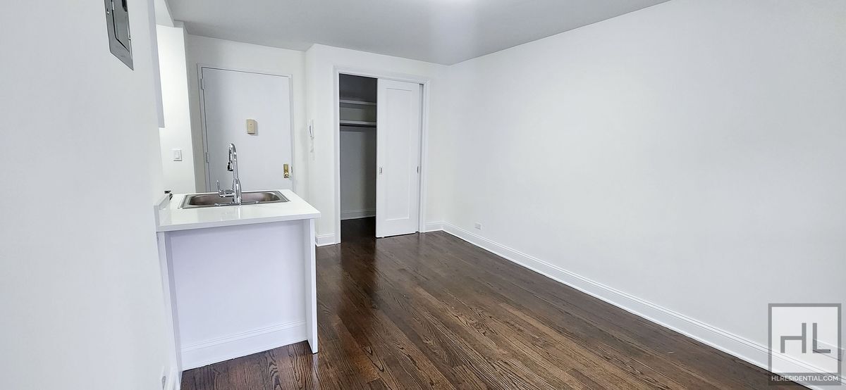 Building Photo - E 16 ST