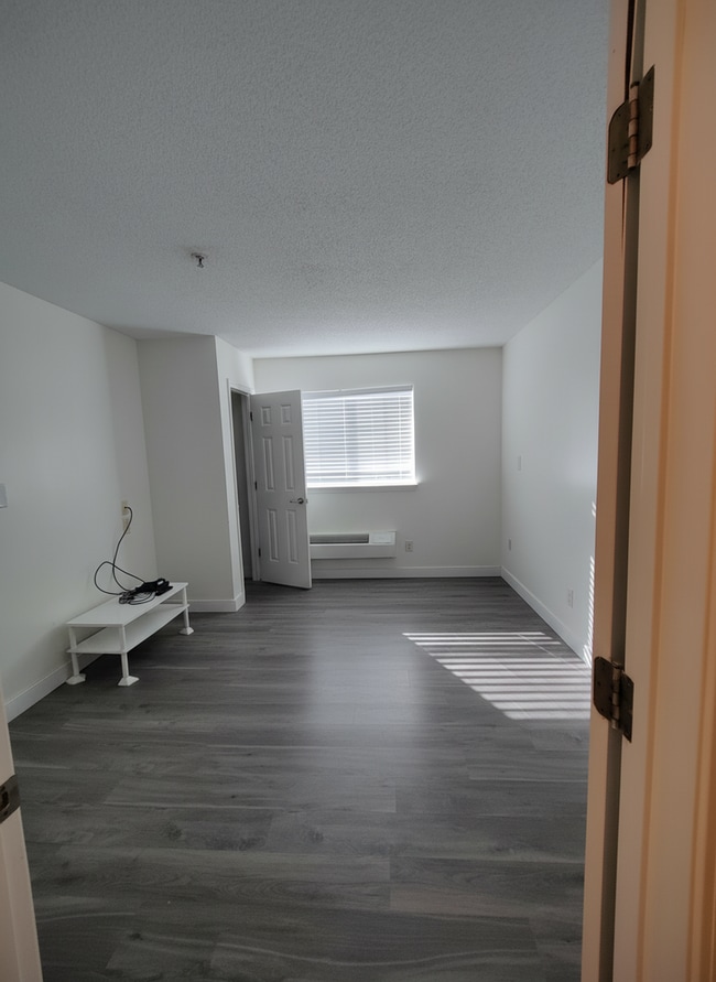 Building Photo - ONE MONTH FREE!!! 1 Bed/ 1 Bath Unit in the heart of North Charleston Available ASAP or February ...