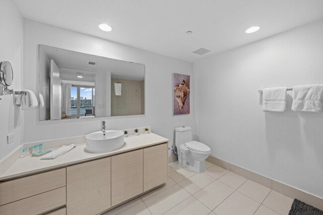 Building Photo - 2602 E Hallandale Beach Blvd