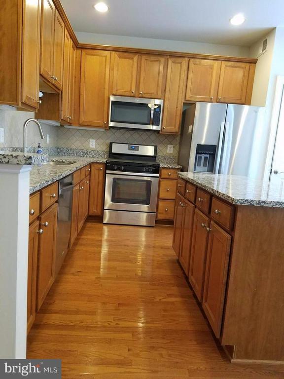 Building Photo - 5985 Meadow Brook Dr