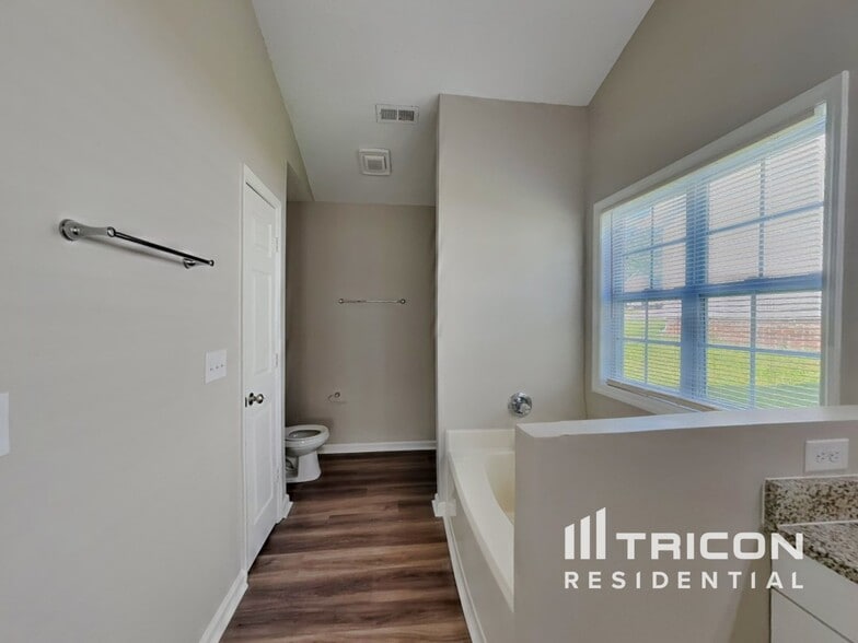 Building Photo - 3600 Amos Dr