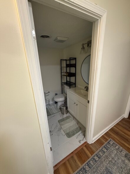 Building Photo - 735 Oakwood Rd