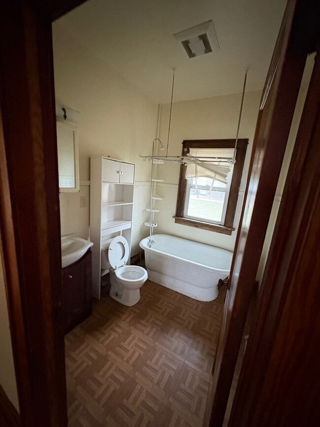 Building Photo - 3 Bedroom Single Family home