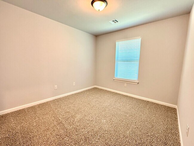 Building Photo - **Gorgeous Newer Build! 3 Bed 2 Bath**