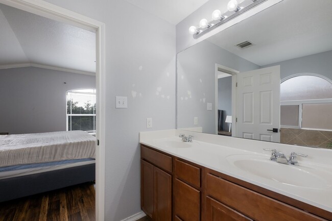 Building Photo - 21646 Seminole Oaks