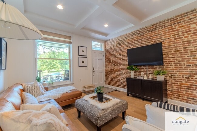 Building Photo - 417 S Ellwood Ave