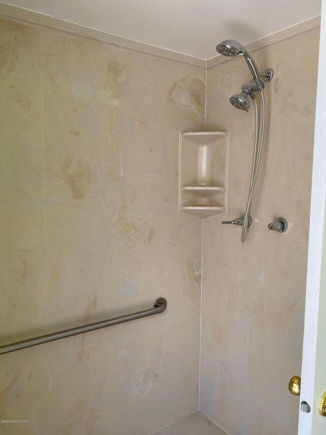 Building Photo - 466 Gateway Dr