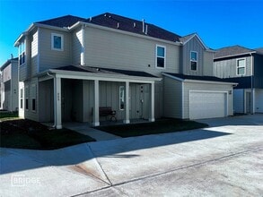 Building Photo - 335 Huisache St