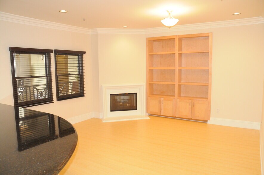 Primary Photo - 10305 Almayo Ave