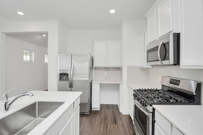 Building Photo - 15854 Mountlong Dr