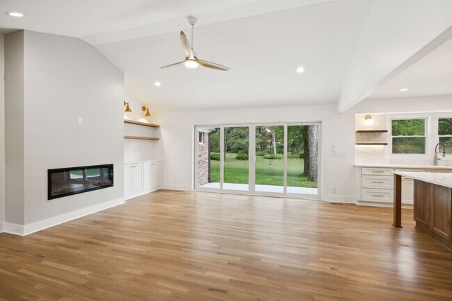Building Photo - Completely renovated ranch 4BR/4BA ranch h...