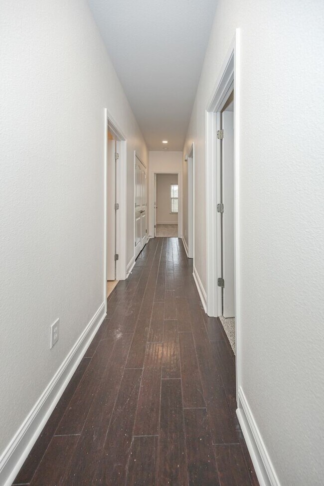 Building Photo - Charming Home Move-in Ready!