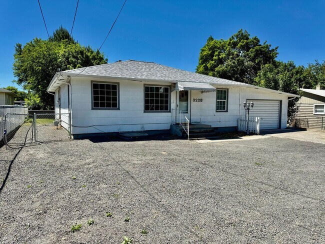 Building Photo - Adorable 3 bedroom 1.5 bathroom house for ...