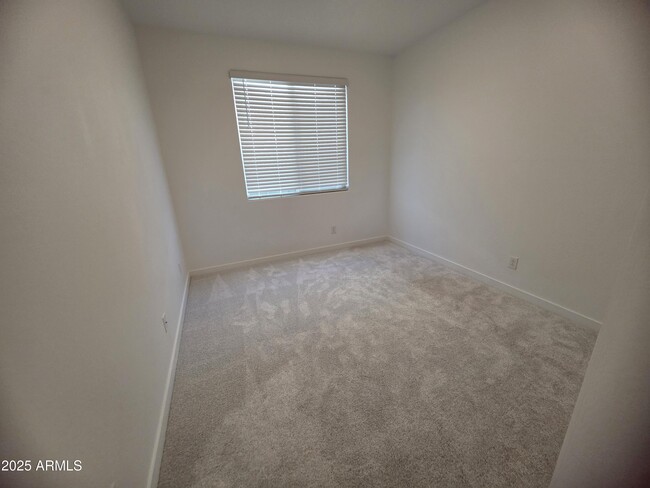 Building Photo - 16924 W Echo Ln