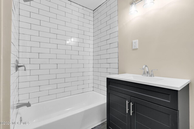 Building Photo - 94 Maplewood Ave