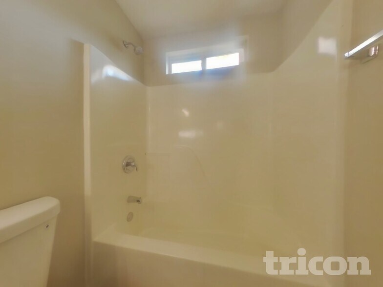 Building Photo - 3010 Lake Park Ct