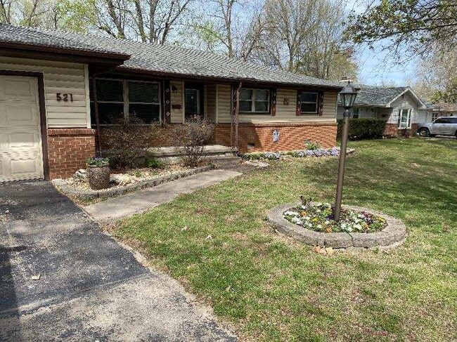Primary Photo - 521 N Lone Pine Ave