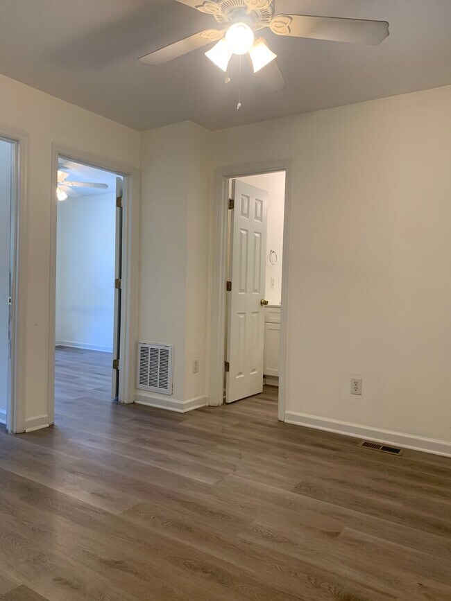 Building Photo - 3 Bedroom 2 Bath House Available Now on Nash