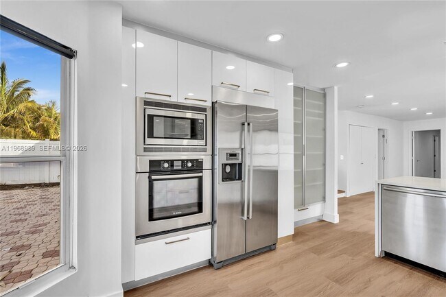 Building Photo - 4917 SW 32nd Way