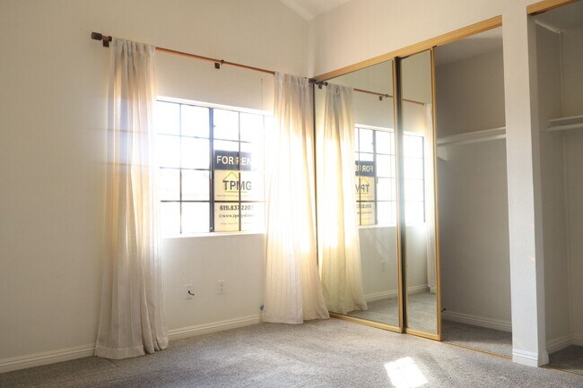 Building Photo - Spacious 3 bedrooms 3 full baths home in Chula Vista