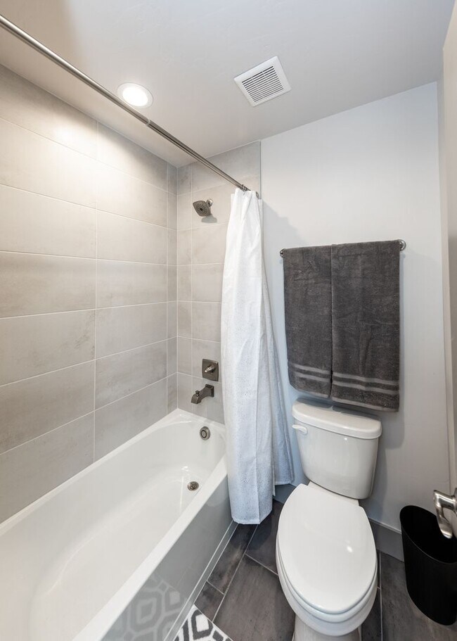 Building Photo - 2 Bedroom Luxury townhome