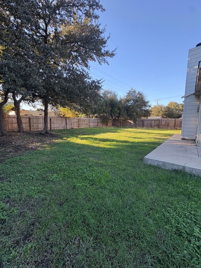 Building Photo - AVAILABLE NOW!