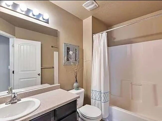 Building Photo - Spacious and Townhome Now Available!