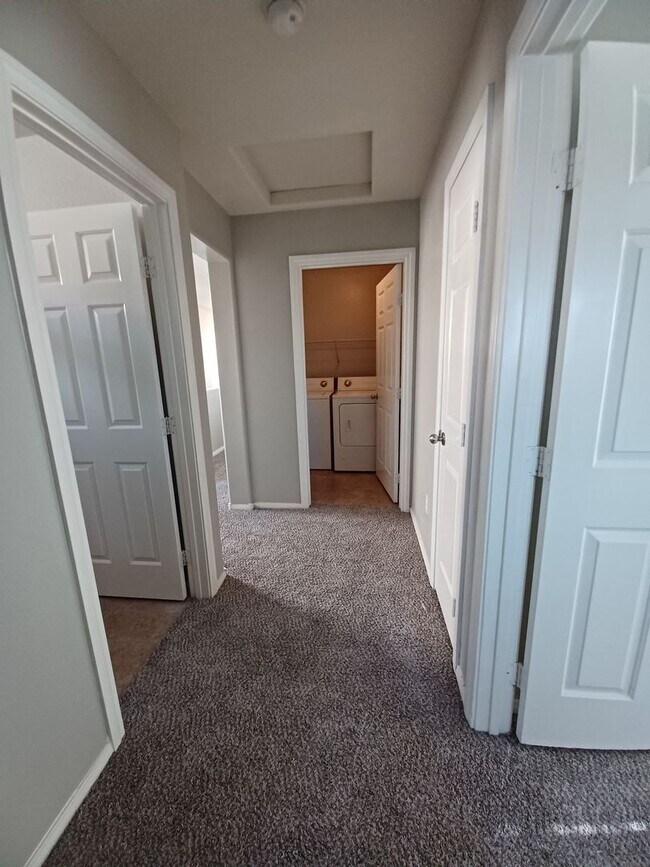 Building Photo - Spacious Tri-Level Home with 4 Bedrooms & ...
