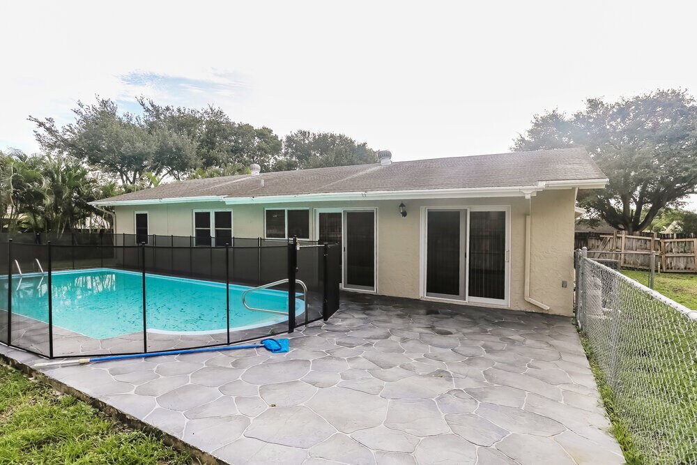 Building Photo - 9842 Spanish Isles Dr