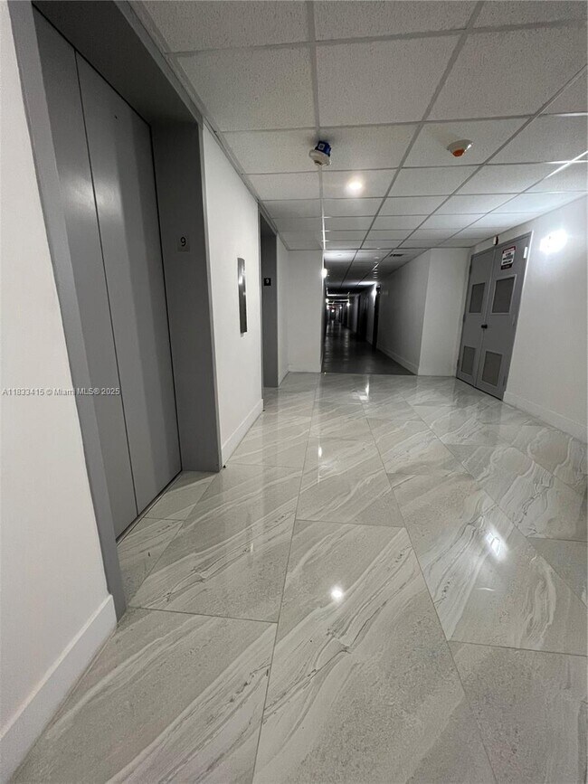 Building Photo - 4200 Hillcrest Dr