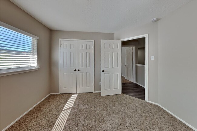 Building Photo - 814 Hyacinth Pl