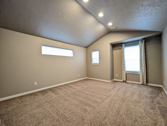 Building Photo - Gorgeous 3-Bedroom, 2.5-Bath Home on Corner Lot In Eugene!