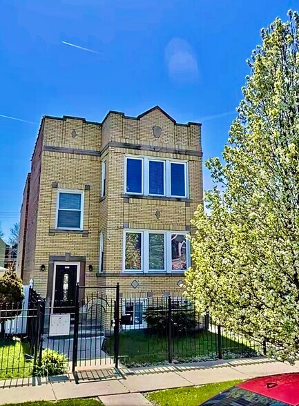 Primary Photo - 4839 W Medill Ave