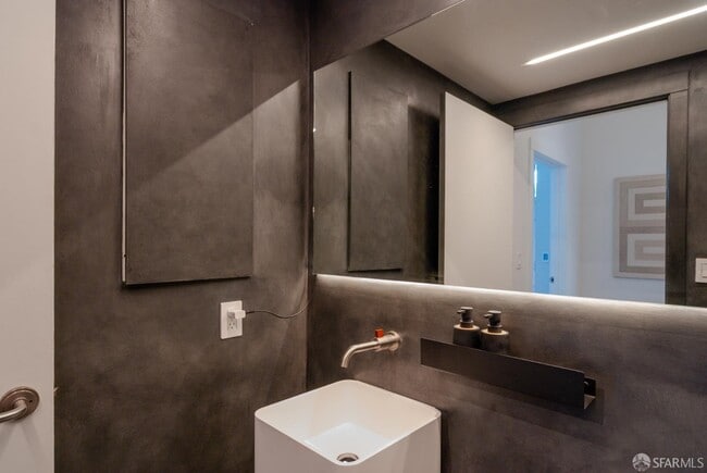 Building Photo - 1160 Mission St