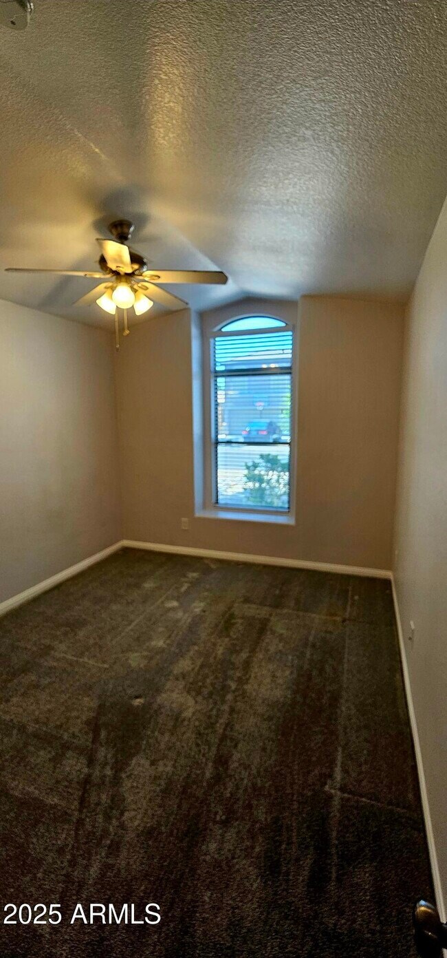 Building Photo - 841 E Lovegrass Dr