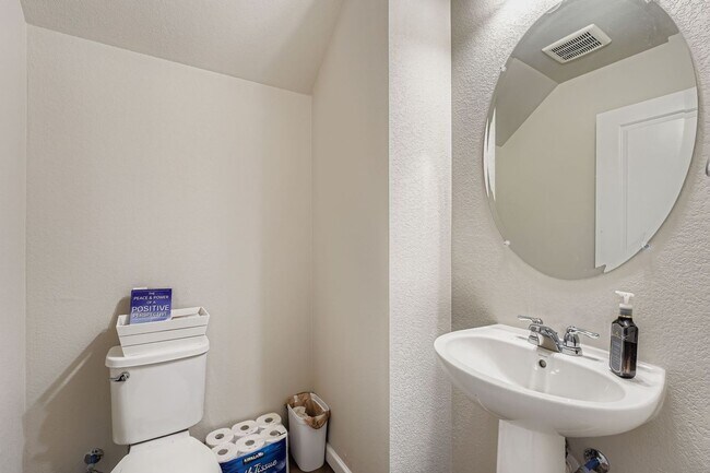 Building Photo - Beautiful two-story luxury townhome in highly sought after Belleview Place. 1/2 off 1st months rent!