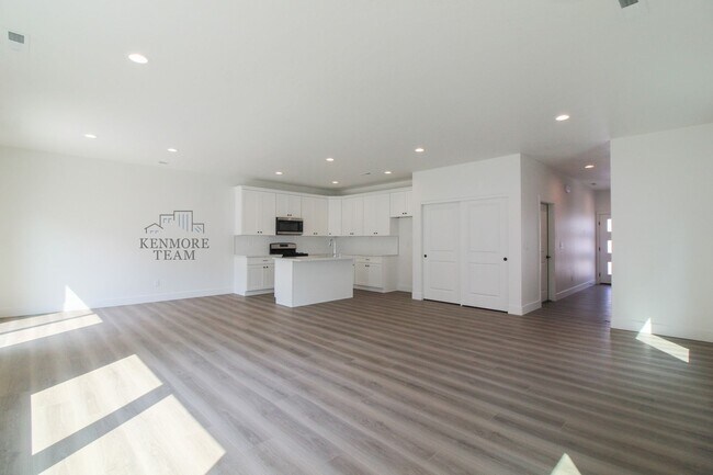 Building Photo - 4 Bedroom, 2.5 Bath Duplex in Kennewick