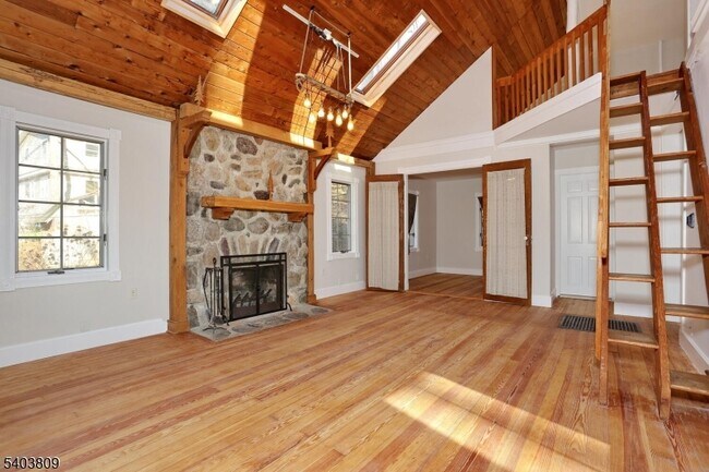 Building Photo - 140 Cupsaw Dr