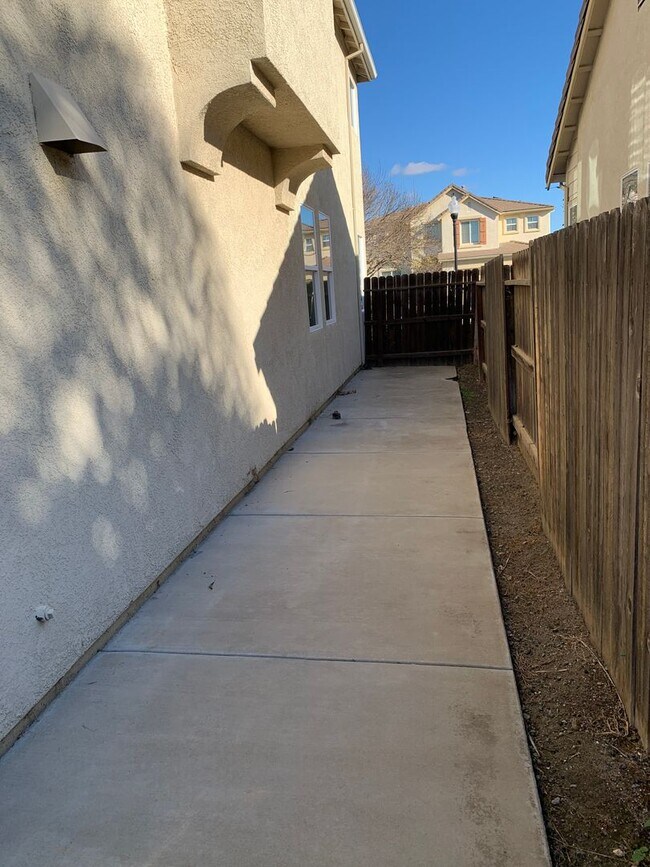 Building Photo - Beautiful home in Patterson