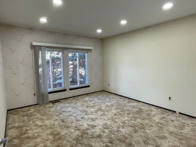 Building Photo - Sterling Heights - 3-Bedroom Ranch with Fa...