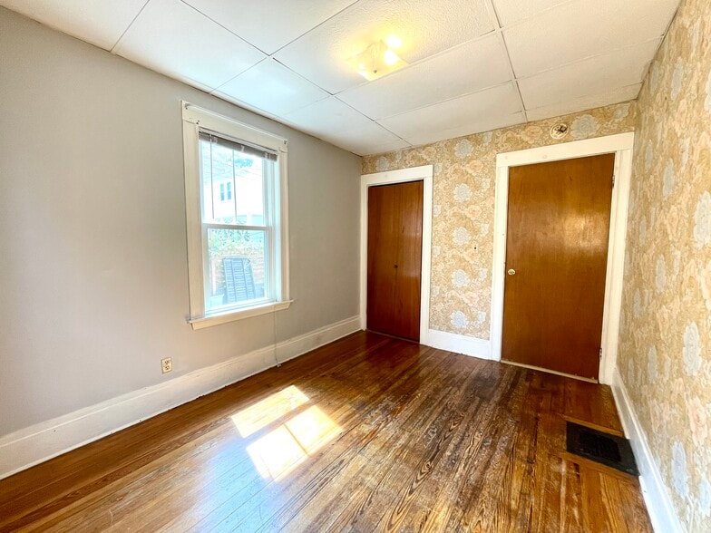Bedroom 1 - 42 Summer St