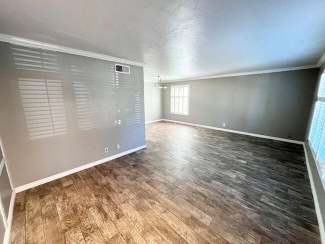 Building Photo - Beautifully Updated 3B 2BA Home w/ AC and ...