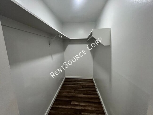Building Photo - 222 E Virginia Way