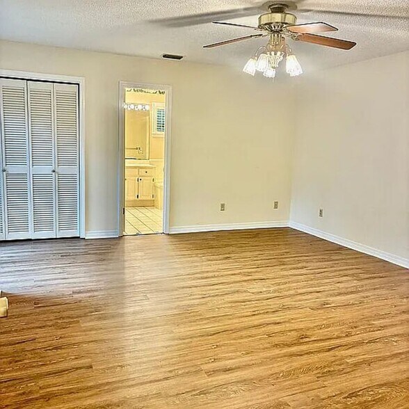 Building Photo - 7221 Lakewood Rd