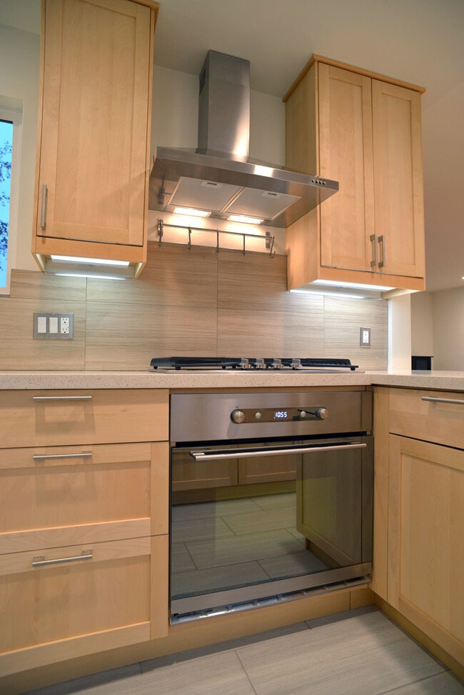 Kitchen Stainless Appliances - 7930 Campion Dr