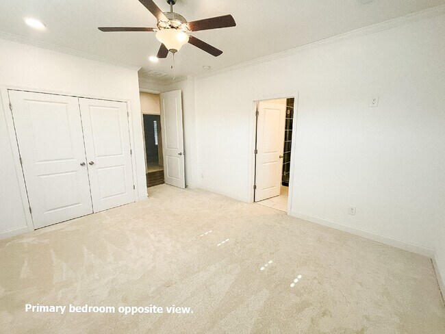 Building Photo - Pet Friendly End Unit Townhome