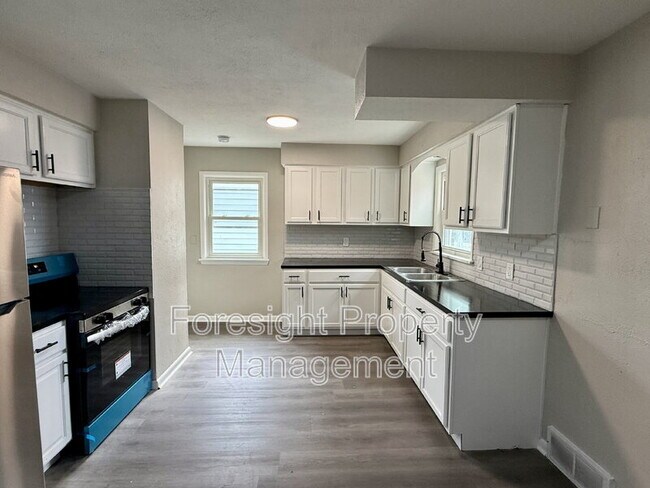 Building Photo - 654 E 240th St