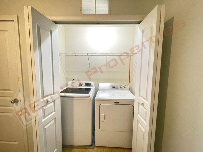 Building Photo - 2 Bedroom, 2.5 Bathroom Townhome with 2 Parking Spaces in Renaissance Park – Minutes from Downtow...